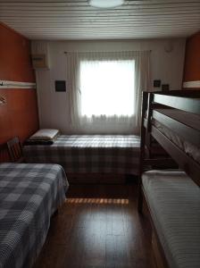 Двуетажно легло или двуетажни легла в стая в Namiņš Sidrabi pie upes