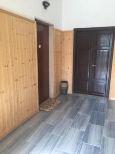 a room with wooden doors and a wooden floor at CASA DI TATJANA in La Spezia