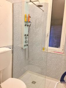 bagno con doccia e porta in vetro di CASA DI TATJANA a La Spezia