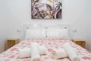 Säng eller sängar i ett rum på Apartamento Muralla del Pópulo Feel Cádiz