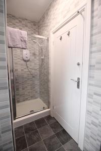 Ein Badezimmer in der Unterkunft Media Manor - Fully Refurbished in 2022 - Large 6 Bedrooms, 3 Bathrooms plus Media Games Room + 24 Fotos