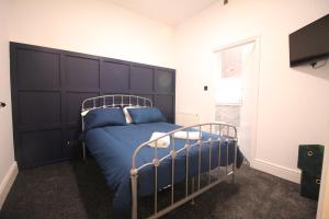 Säng eller sängar i ett rum på Media Manor - Fully Refurbished in 2022 - Large 6 Bedrooms, 3 Bathrooms plus Media Games Room