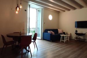 uma sala de estar com um sofá azul e uma mesa em MARGHERITA'S HOME em Lovere
