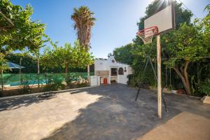 a basketball hoop in front of a house at Cortijo Vélez in Trapiche