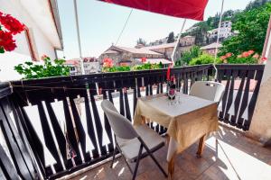 Rõdu või terrass majutusasutuses Jovanovic Guest House