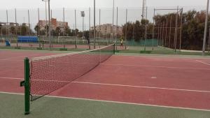 Tenis alebo squash v ubytovaní PuertoMar VI apartment alebo jeho okolí