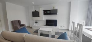 Televízia a/alebo spoločenská miestnosť v ubytovaní Mercado Cee Galitrips Apartment