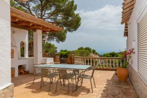 patio con mesa y sillas en el balcón en VILLA JEROME, en Palafrugell