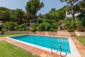 una piscina en el patio de una casa en VILLA JEROME, en Palafrugell