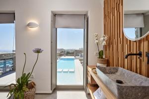 Ionic Suitesの敷地内または近くにあるプール