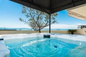 Kolam renang di atau dekat dengan Beachfront Reiterer Villa V1 with Jacuzzi 30 meters from the Beach - CROWONDER LUXURY RENT