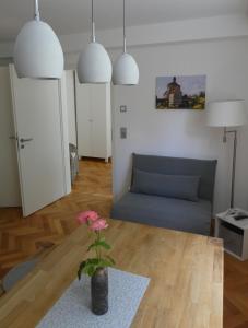 ein Wohnzimmer mit einem Sofa und einem Tisch in der Unterkunft Ferienwohnung im Hain in Bamberg