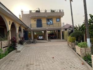 Galería fotográfica de Top Base Apartments en Accra