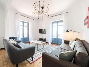uma sala de estar com um sofá e uma mesa em El Mirador de Palacio em Madri