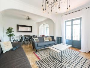 uma sala de estar com um sofá e uma mesa em El Mirador de Palacio em Madri