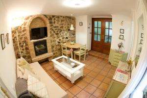 un salon avec un mur en pierre dans l'établissement Apartamento familiar en Toledo, con 2 dormitorios, camas de matrimonio, ideal ubicación y fantàsticas vistas, à Tolède
