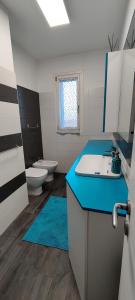 bagno con lavandino e servizi igienici di Bloom Modern House - Milano a Milano