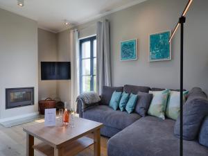 Istumisnurk majutusasutuses Reetland am Meer - Premium Reetdachvilla mit 3 Schlafzimmern, Sauna und Kamin F28