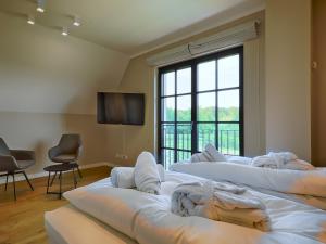 Voodi või voodid majutusasutuse Reetland am Meer - Premium Reetdachvilla mit 3 Schlafzimmern, Sauna und Kamin F28 toas +16 fotot