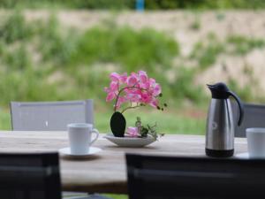 Kohvi ja tee valmistamise võimalus majutusasutuses Reetland am Meer - Premium Reetdachvilla mit 3 Schlafzimmern, Sauna und Kamin F28