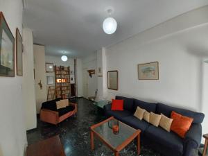 A seating area at Charming apartment in the neighborhood of Pangrati