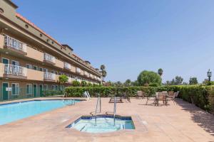 Swimming pool sa o malapit sa Travelodge by Wyndham Sylmar CA