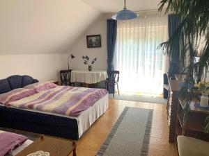 1 dormitorio con cama, mesa y ventana en Gulyás Vendégház, en Bük