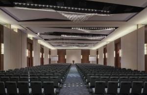 una sala de conferencias vacía con sillas y lámparas de araña en Hyatt Regency Tysons Corner Center, en Tysons Corner