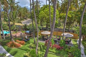 基黑Kohea Kai Hotel Maui的棕榈树度假村庭院的空中景致