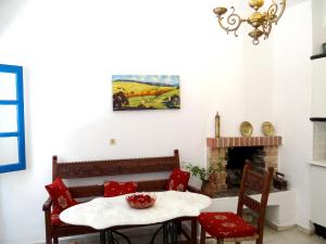 sala de estar con mesa y sofá en Villa Archondisa en La Canea
