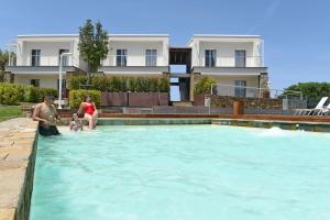 The swimming pool at or close to Torre Difyos