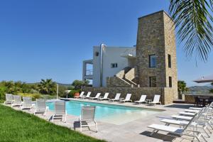 The swimming pool at or close to Torre Difyos