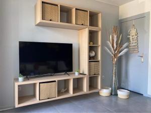 TV a/nebo společenská místnost v ubytování LE COTTAGE
