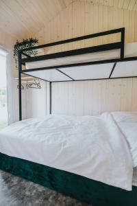 Katil atau katil-katil dalam bilik di Domki Energylandia Zator Przybradz