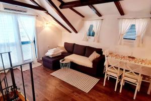 a living room with a couch and a table at APARTMANI CENTAR VODICE in Vodice