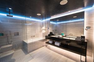 Vannituba majutusasutuses FIVE Zurich - Luxury City Resort