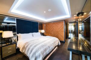 Voodi või voodid majutusasutuse FIVE Zurich - Luxury City Resort toas