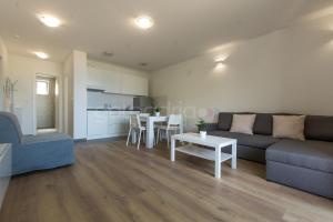 un soggiorno con divano e tavolo di Sea View Apartments Pezze a Makarska