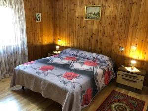 カンピテッロ・ディ・ファッサにあるMes Lasteiのベッドルーム1室(赤いバラのベッド1台付)