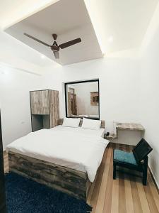 Кровать или кровати в номере Hotel Taj Niwas