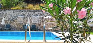 A piscina localizada em Swiss Eviniz Hotel ou nos arredores