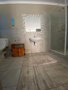 un baño con lavabo y ducha en Karas-inn Bed and Breakfast, en Karasburg 35 fotos más