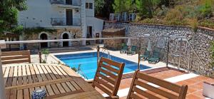uma varanda com uma piscina e 2 cadeiras em Swiss Eviniz Hotel - Adult Hotel em Adrasan