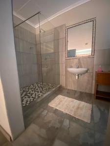 un baño con ducha y lavabo en Karas-inn Bed and Breakfast, en Karasburg