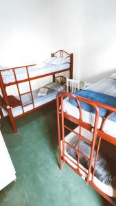 Двухъярусная кровать или двухъярусные кровати в номере Hostel Dona Lucia