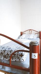 um quarto com uma cama com uma estrutura de metal em Hostel Dona Lucia em São José dos Campos