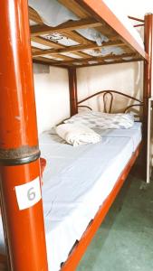 Divstāvu gulta vai divstāvu gultas numurā naktsmītnē Hostel Dona Lucia