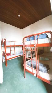 聖若澤杜斯坎普斯的住宿－Hostel Dona Lucia，蓝色水房中的两张双层床