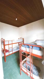 Tempat tidur susun dalam kamar di Hostel Dona Lucia