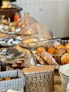 een tafel met een stel donuts en ander voedsel bij Hotel Hilgers in Düren - Eifel